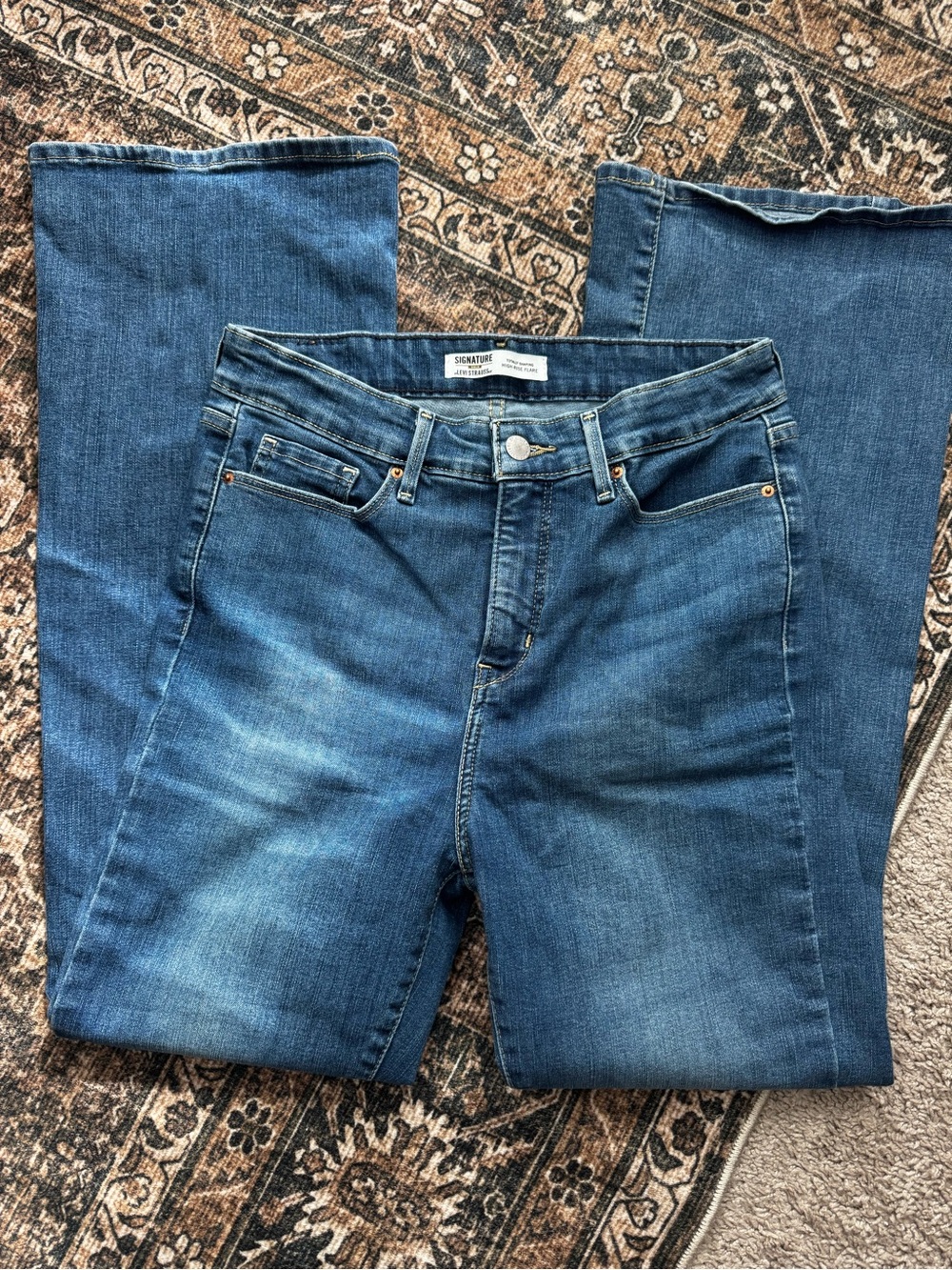 SIGNATURE GOLD HIGH-RISE WOMANS FLARE JEANS